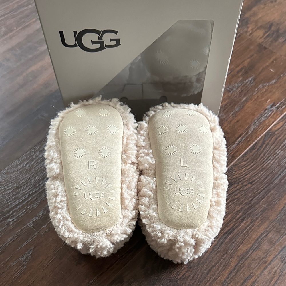 UGG baby Cream Fuzzy Slippers - Picture 5 of 5